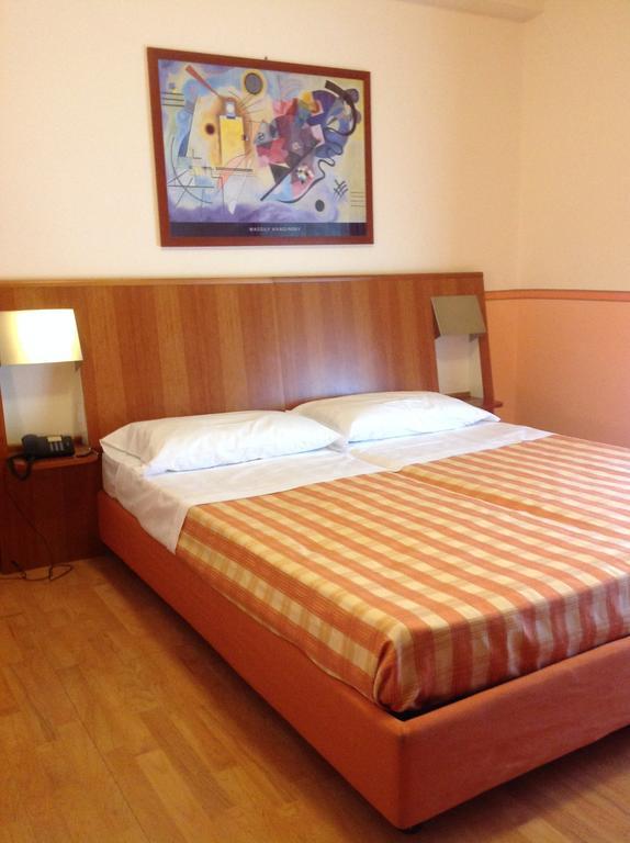 Hotel Romeo Торри-дель-Бенако Номер фото